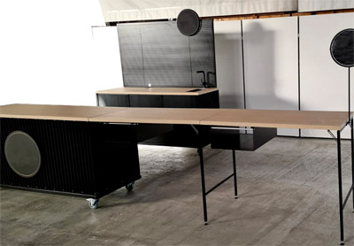 Eventbar Outdoortheke aus Aluminium mit Ansatztischen zerlegbar Werbeschilder Rückwand Lochblechtafel